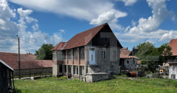 Casă tradițională, teren 2.043 mp zona Aghiresu