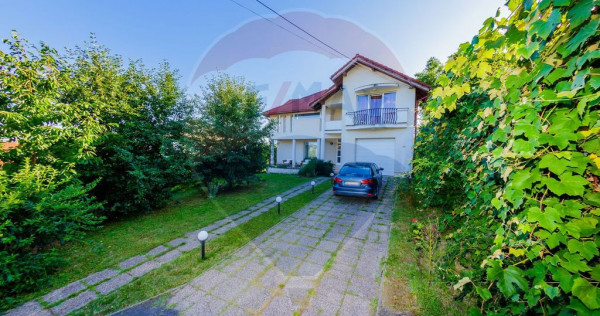 Casă elegantă &icirc;n zonă exclusivistă, cu priveliște de vis