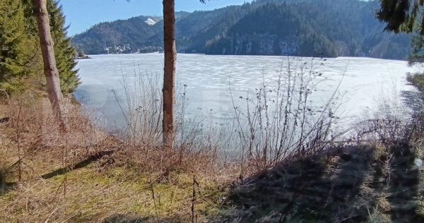 Teren intravilan de v&acirc;nzare &ndash; 3100 mp Colibita, front lac