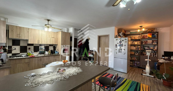 Apartament 3 camere de vanzare , Floresti.