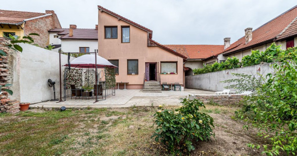 PRET NOU! Casa 6 camere - teren 558 mp - Centrul Aradului...