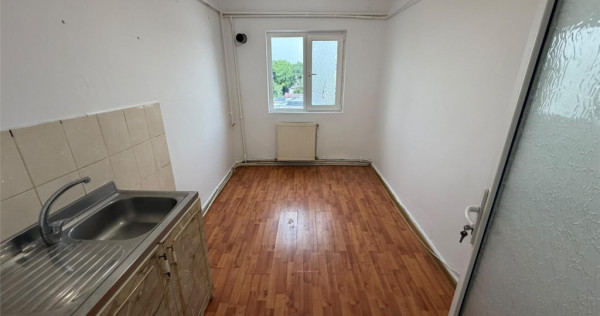Apartament 2 camere, 58 mp, etaj 3 cu acoperis, zona Scoala