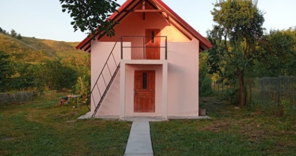 Casa cu etaj in sat Poiana-Braesti
