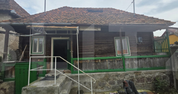 Casa taraneasca de lemn cu veranda