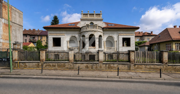 Casă cu arhitectură deosebită, 842 mp și teren de 1.048