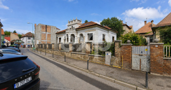 Casă cu arhitectură deosebită, 842 mp și teren de 1.048