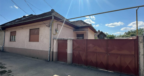 Bocsa Montana, 2 Case direct la Soseaua Principala, la pret
