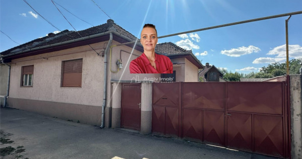 Bocsa Montana, 2 Case direct la Soseaua Principala, la pret