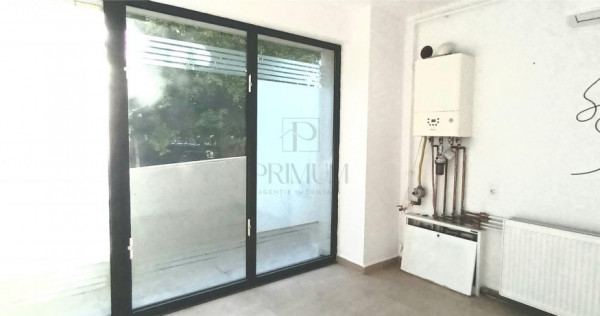 Spatiu comercial renovat cu 2 vitrine mari 11 ml, pe colt -