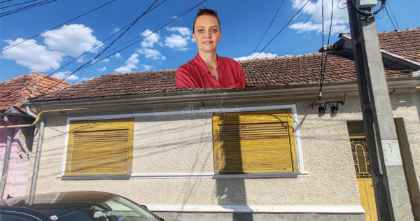 Bocsa Montana, Casa cu pridvor generos, ideala pentru famili
