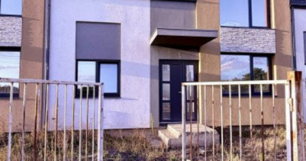 Casa tip triplex, cu 2 camere, de vanzare in Sanandrei.