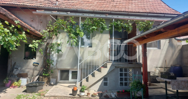 Casa si curte individuala 2 corpuri de casa separate 4 camer