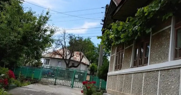 Casă cu teren 970 mp, central &icirc;n Gornet