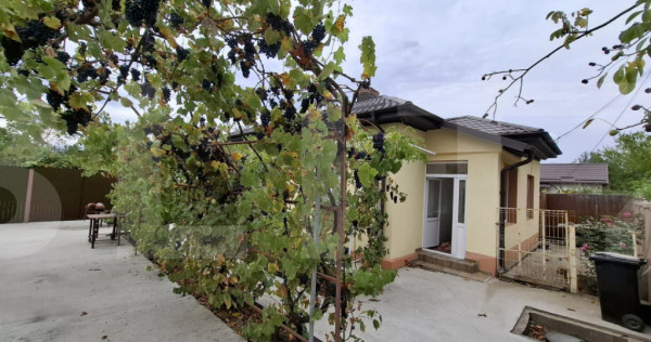 Casă renovată, 3 camere, teren 2.252 mp, anexe, acces din