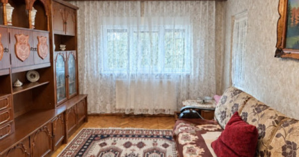 Apartament spatios, 3 camere, 55 mp utili, etaj 3 - zona Lip