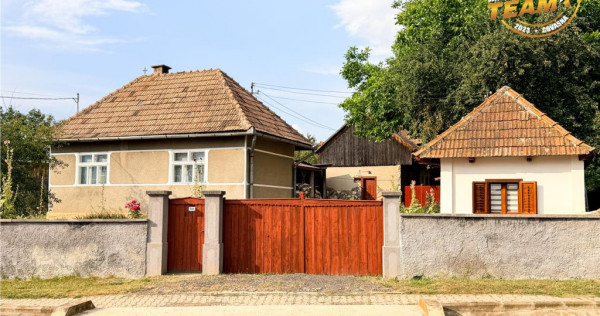 Casa cu teren de 1.315 mp, bucatarie de vara renovata, acces