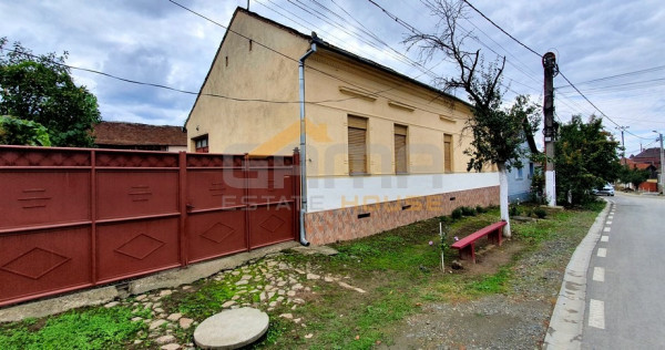 Casa 4 camere, 14049 mp teren intravilan in Lipova