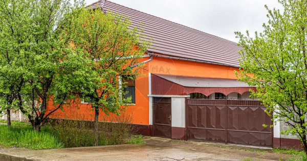 Casă 7 camere , parțial renovată, Sântana, zonă cent...