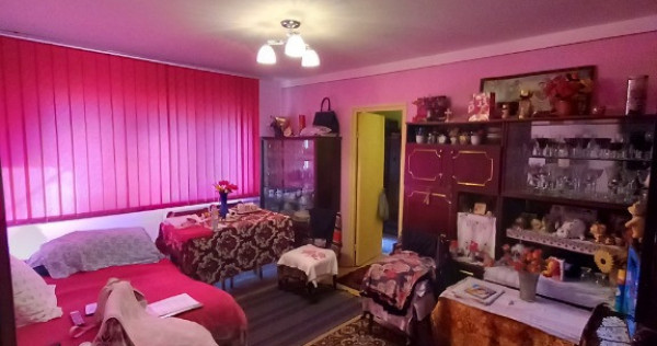Apartament 2 camere, et.2/4 -Zarandului - 39500 euro