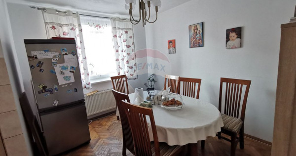 Apartament cu 3 camere de vânzare în zona Darmanesti