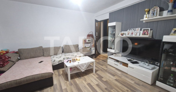 Apartament de vanzare cu 3 camere si balcon la etajul 3 Tere