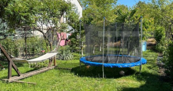 Două apartamente la casă, teren 250 mp, grădină, garaj,