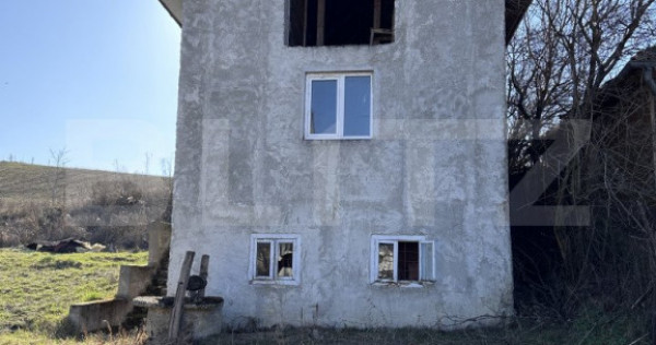 Casă semifinisată , teren generos, ideală pentru personal