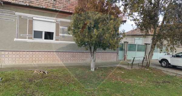 Casa renovata de vanzare in IRATOSU cu teren 3000 mp