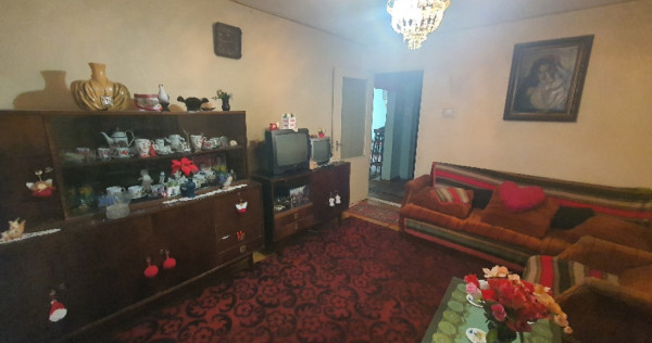 Apartament 3 camere, etaj 3/4, Piața 9 Mai