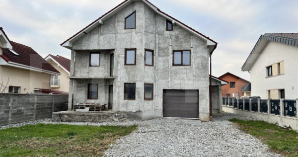 Casa spațioasă, teren 984 mp, parțial finisată situată