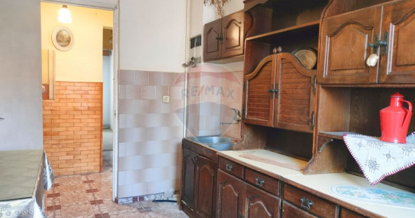 Apartament cu 3 camere de vânzare în zona Vitrometan