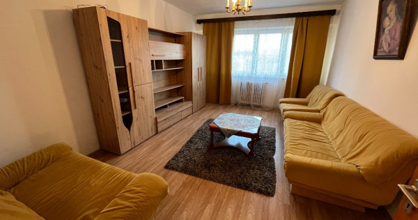 INCHIRIEZ apartament 3 camere decomandat,zona Mihai Viteazul