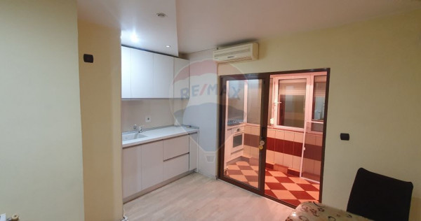 Apartament cu 3 camere de vânzare în zona Casa Sindicat...