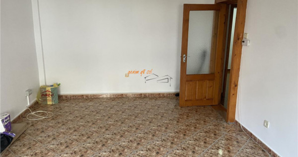 Apartament 3 camere , zona centrala , etaj parter , suprafat