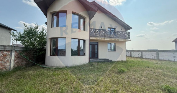Casă / Vilă cu 4 camere de vânzare în zona Ghercesti