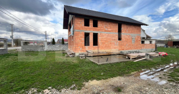 Casa la rosu cu 4 camere, 180 mp, 6 ari de teren, zona Cepar