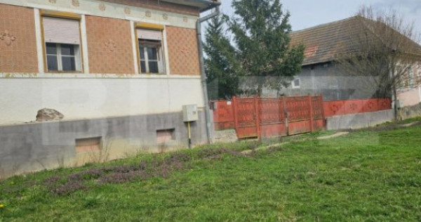 Casă bătrânească cu teren generos, în localitatea Dedra