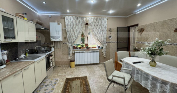 Vila de vanzare, cu 9 camere, 360 mp, zona Orăștie