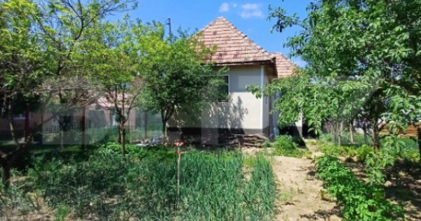 Casa renovabila de vanzare, cu 2 camere, 97 mp, zona Poiana
