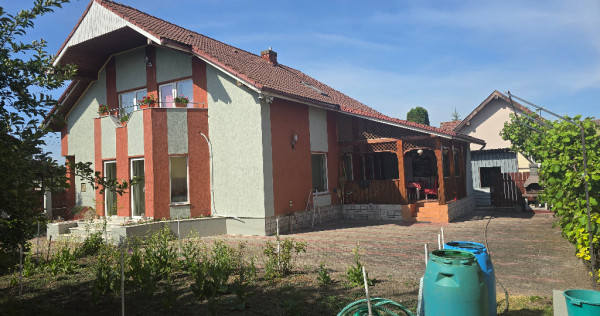 Vand proprietate in Deva. zona Ceangai, compusa din 2 case de locuit,
