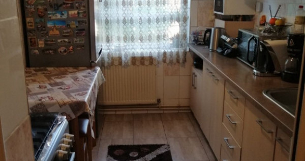 Apartament 3 camere etaj intermediar Tractorul