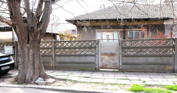 Gara - Spitalul CFR - Str. Scolii, casa din caramida, ter...