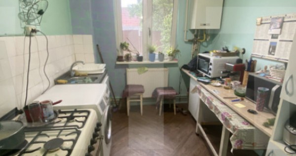 Apartament cu 4 camere de v&acirc;nzare, ideal pentru familii, zo