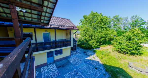 Casă cu 7 camere de vânzare la drumul principal cu 2 in...