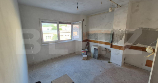 Garsonieră spațioasă de v&acirc;nzare, etaj 2/4, zonă central