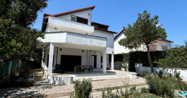 Povestea unei case la doar 200 m de valuri, cu piscină și