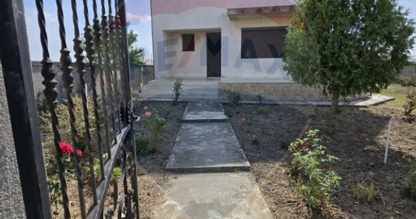 Casă / Vilă cu 4 camere de vânzare în zona Periferie