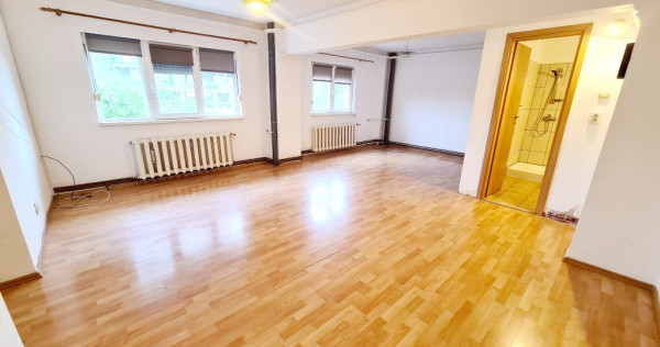 Inchiriez apartament 3 camere nemobilat zona Micalaca - ID : RH-43738