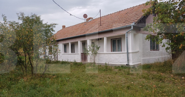 Casa tărănească in centru Hătuica