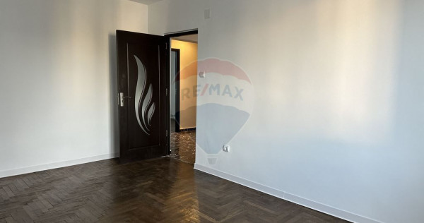 Apartament cu 4 camere de vânzare Roman central